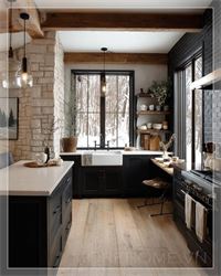 Nhà bếp ấm cúng trong ngôi nhà đá cổ điển...