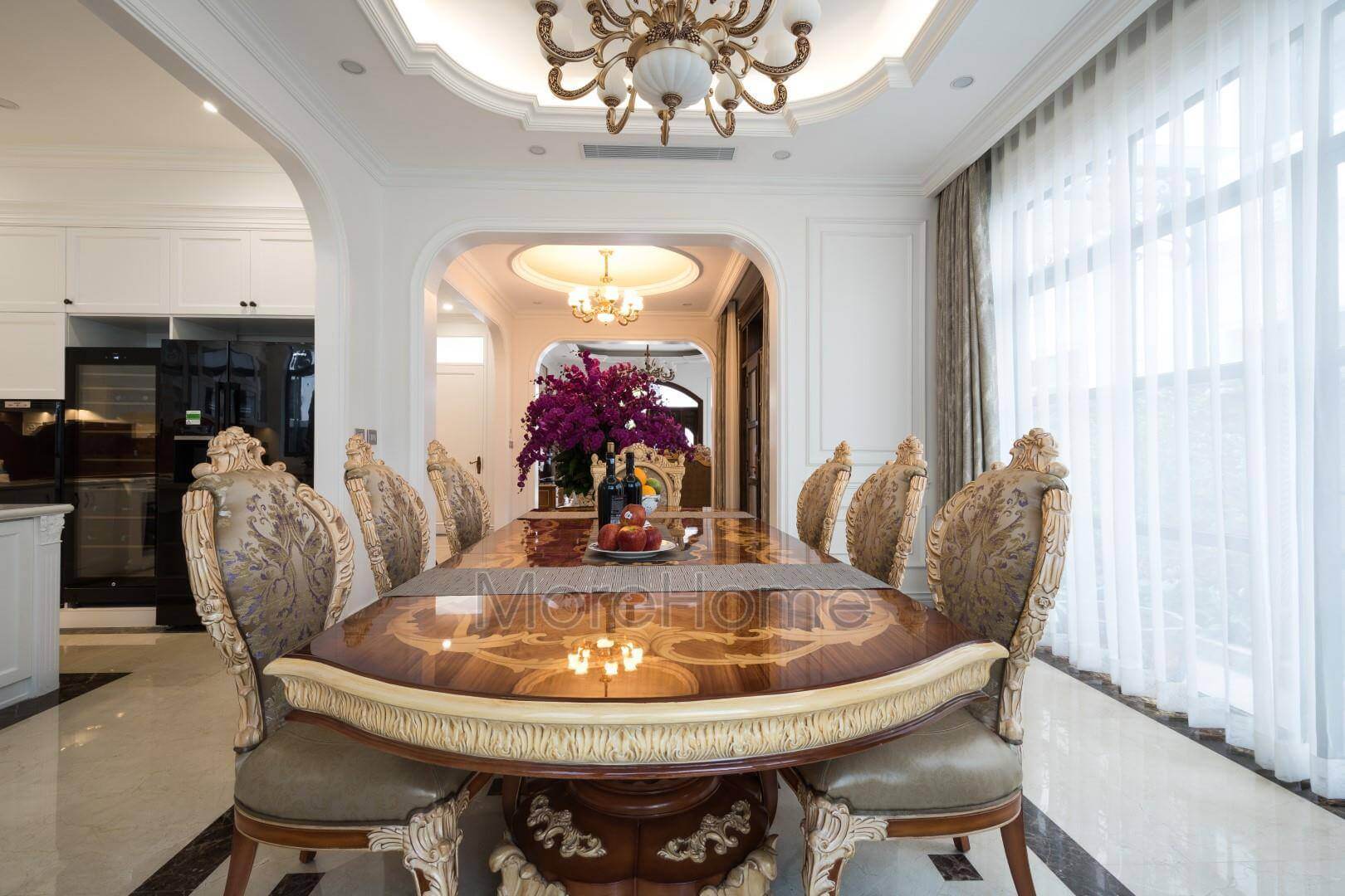 Trần thạch cao giật cấp kết hợp với đèn hắt ánh sáng vàng giúp không gian đẹp hơn và đáng ứng tốt nhu cầu chiếu sáng Mẫu thiết kế và thi công nội thất biệt thự