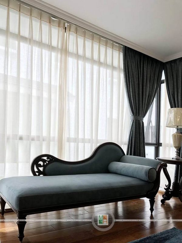 Sofa thư giãn có thiết kế gỗ óc chó tân cổ điển đẹp được trưng bày tại biệt thự Ecopark Hưng Yên.